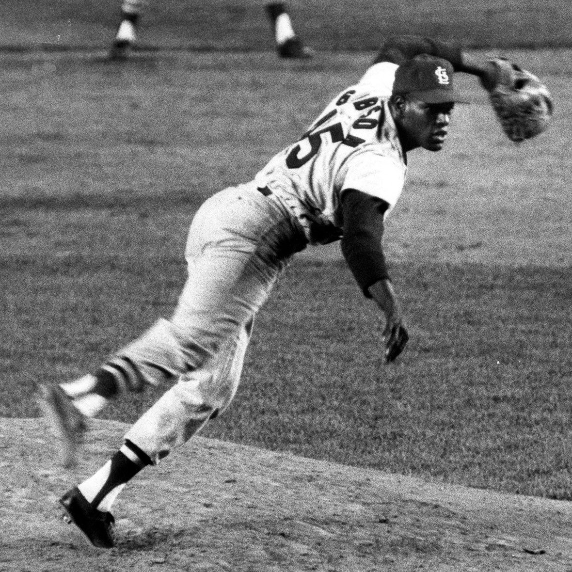 Photo of Bob Gibson pitching.